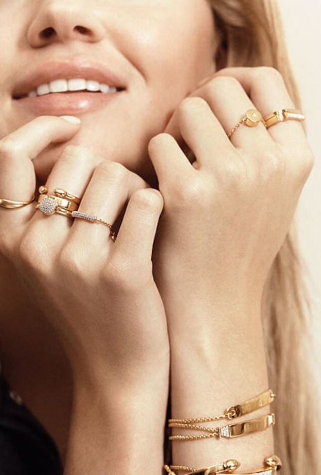 تكديس الخواتم الذهبية يلائم أناقة النهار الصورة من Monica Vinader