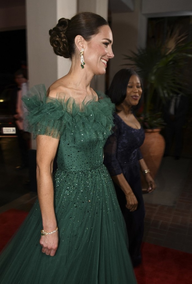 صور إطلالة كيت ميدلتون أنيقة بالبدلة وكأميرات القصص بالفستان الأخضر