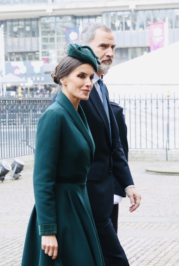 تميّزت إطلالة الملكة ليتيزيا بإختيار المعطف الفستان باللون الأخضر الداكن