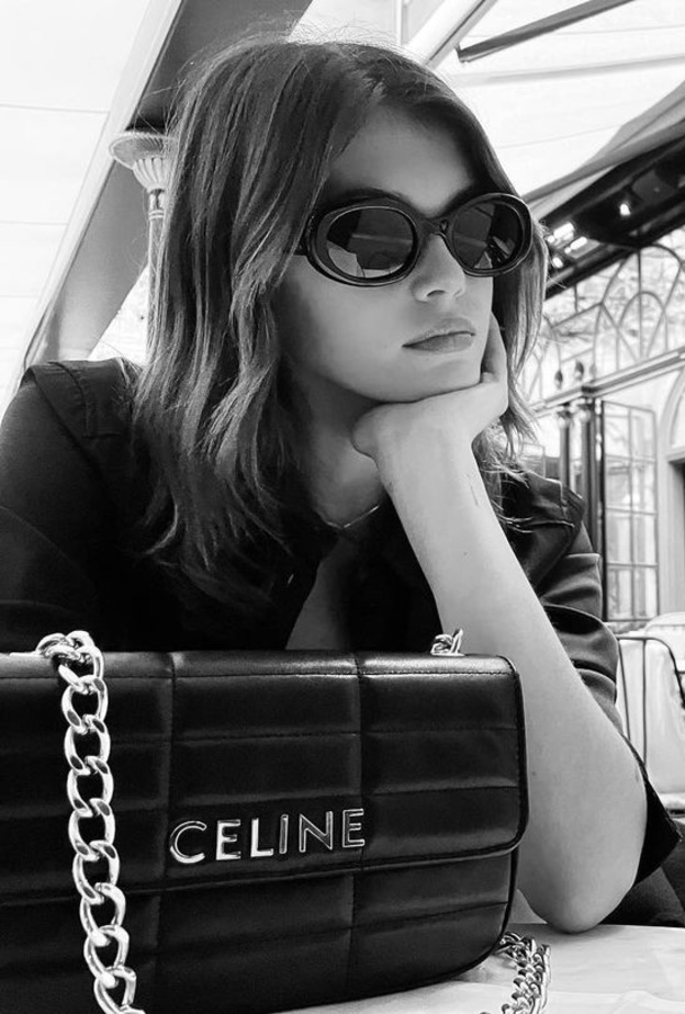 حقيبة the Matelassé Monochrome من Celine رافقت عارضة الأزياء كايا غربر خلال جولتها الباريسية