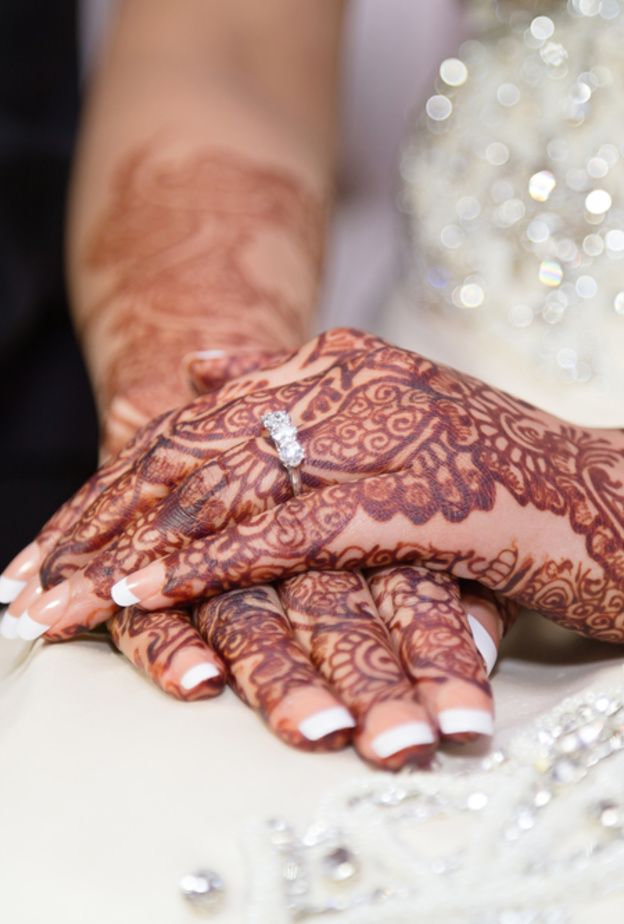 حناء باللون البني للعروس