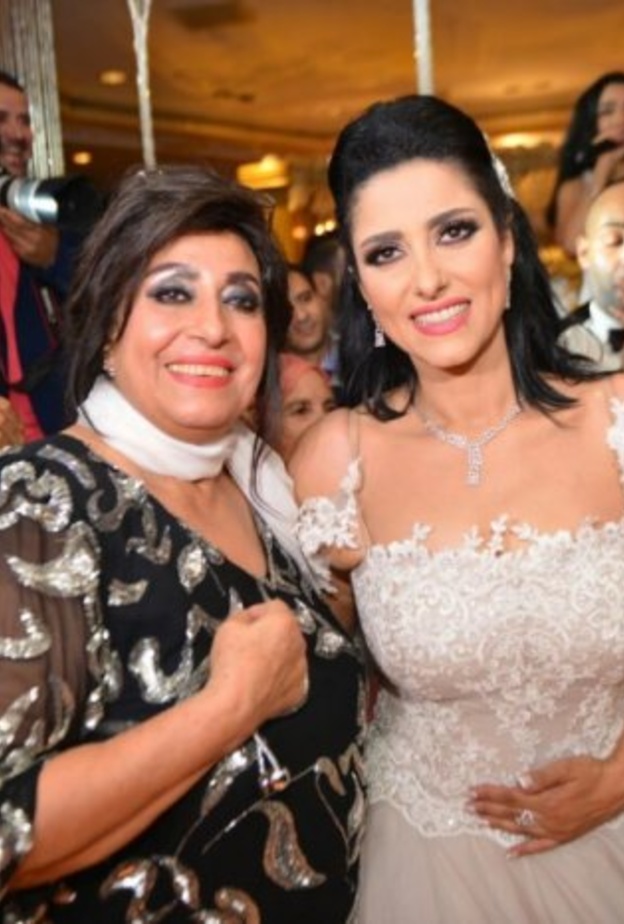 حنان مطاوع  مع والدتها سهير المرشدي في يوم زفافها