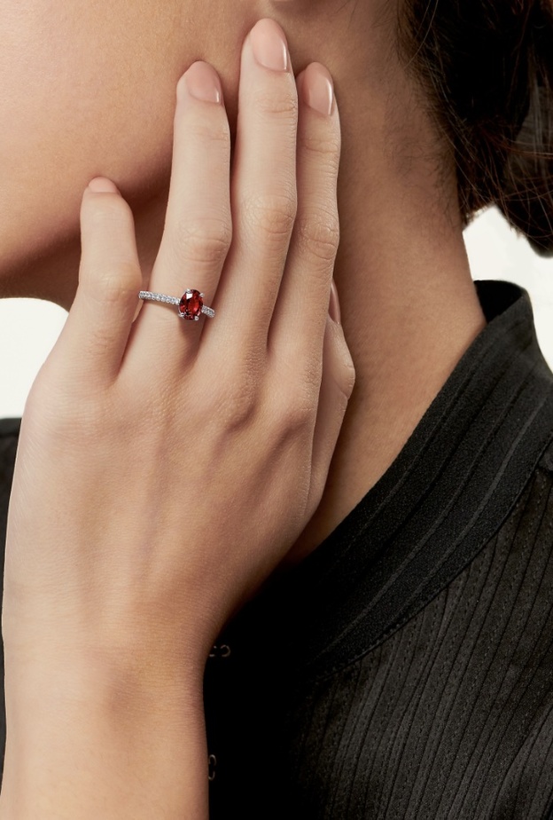 خاتم بالياقوت الأحمر من Tiffany & Co