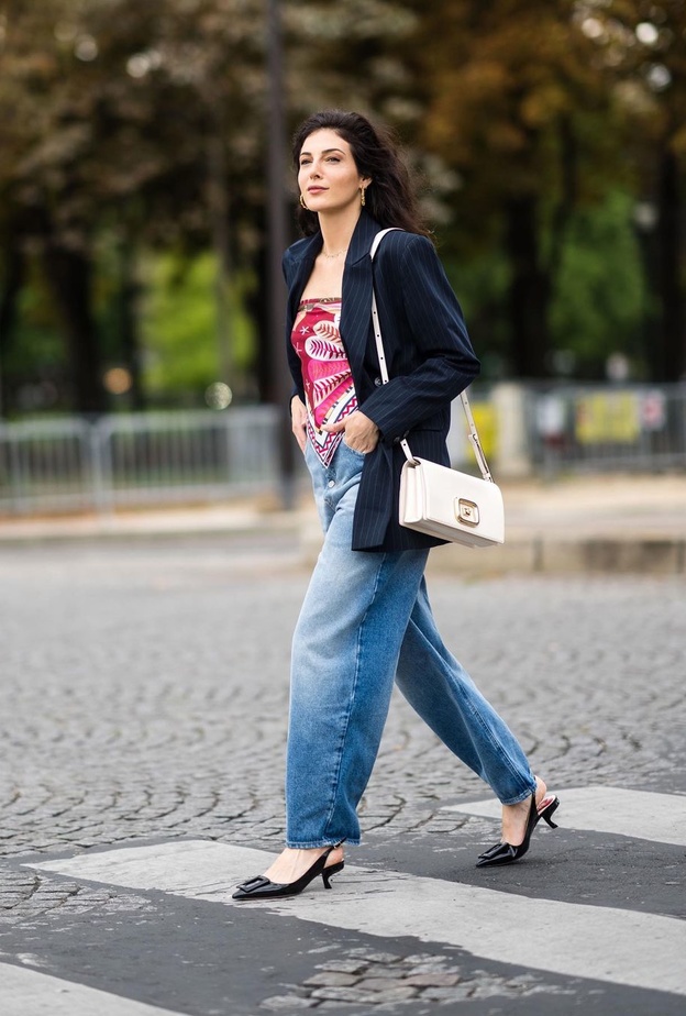 خطفت الأنظار بالبليزر الأسود الطويل مع الوشاح الملوّن والمنقوش كتوب والبنطلون الدنيم