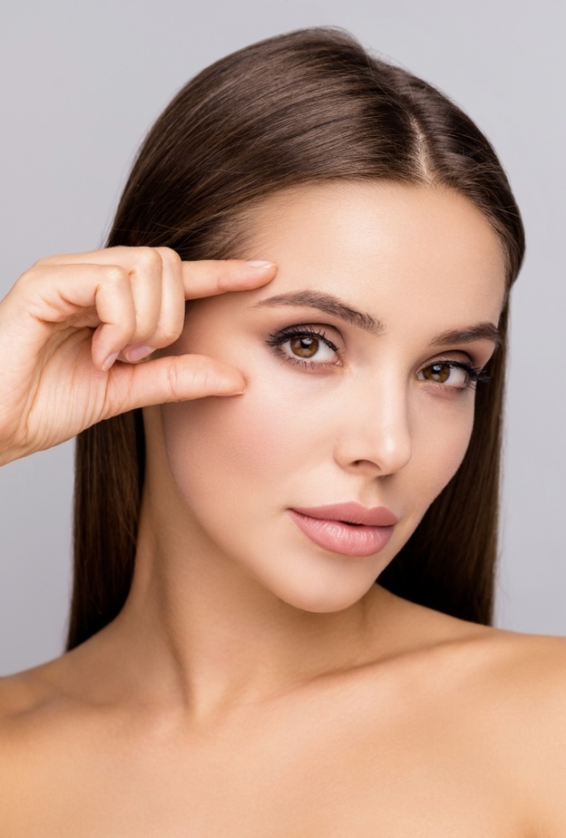 الفيلر يساعد على رفع الحاجب المتدلي وشدها