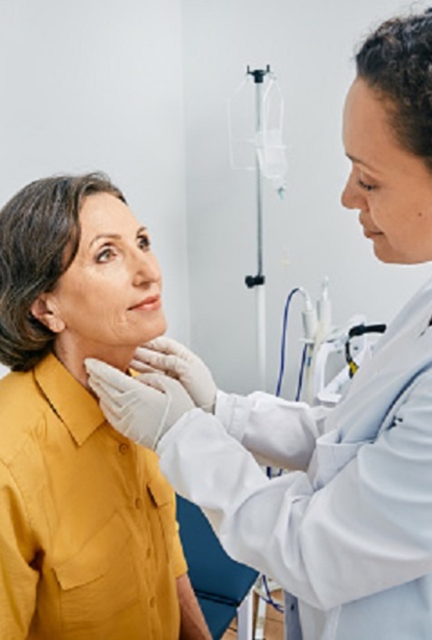 هل الغدة الدرقية تسبب ألماً في الحنجرة