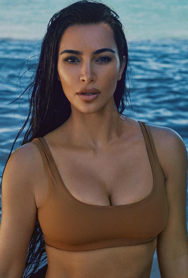 صور كيم كارداشيان تطلق مجموعة Skims  لملابس السباحة