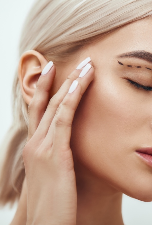 خطوات إجراء عملية تجميل وشد الجفون وما هي أضرارها