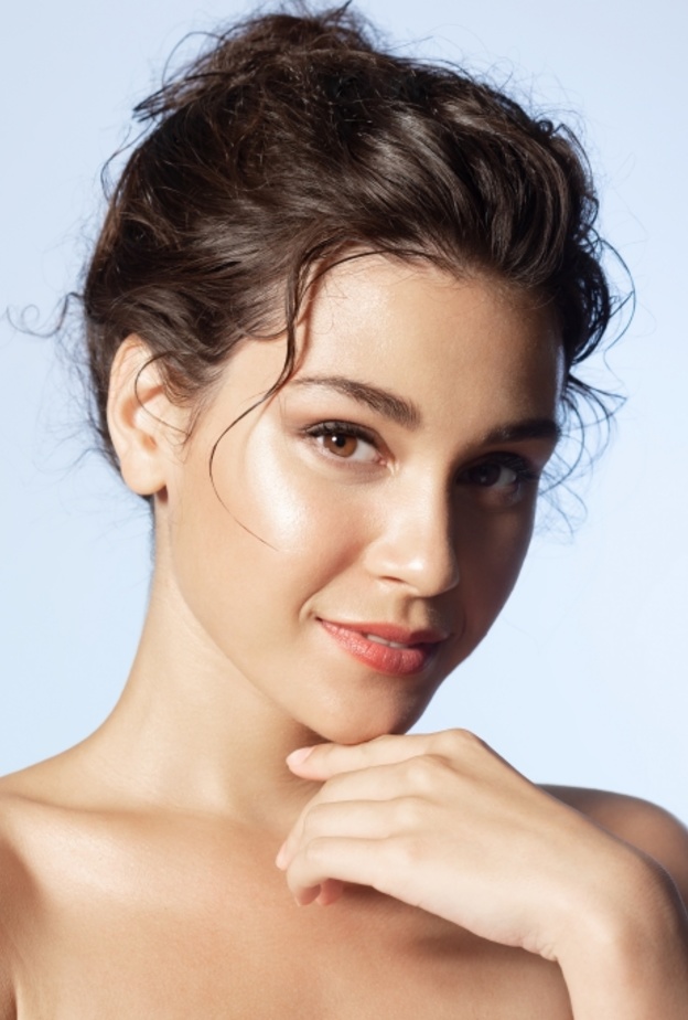 فراكشنال ليزر يساعد على تقليل الشوائب مثل الندبات والبقع العمرية ويمنحك بشرة نضرة