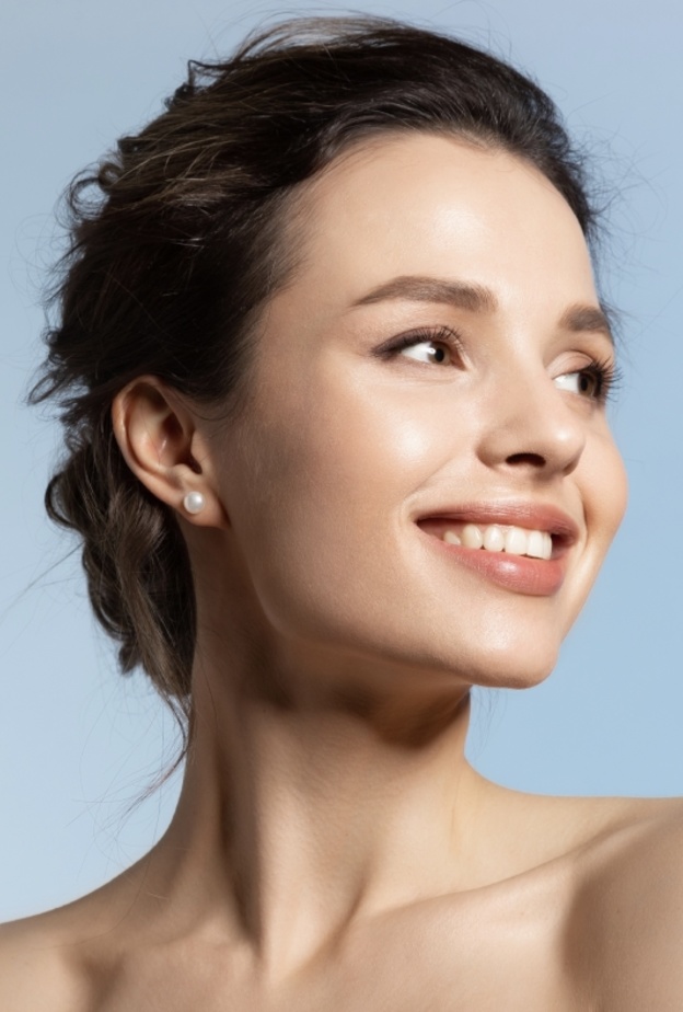 صورة رئيسية تسحيج الجلد يقلل من ظهور خطوط الوجه الدقيقة ويحسن عيوب الجلد