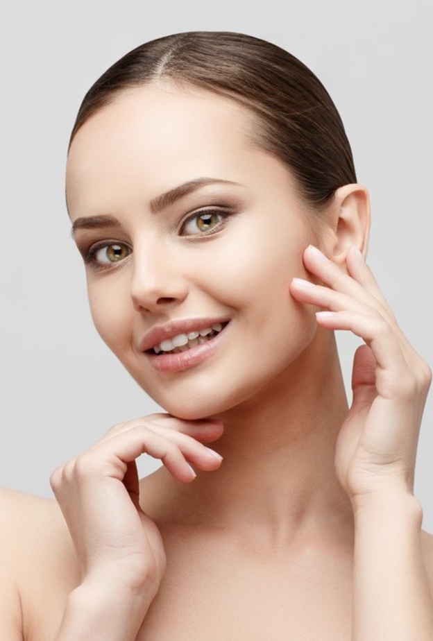 فوائد ماسك الطماطم وماء الورد لبشرة المرأة الشاحبة