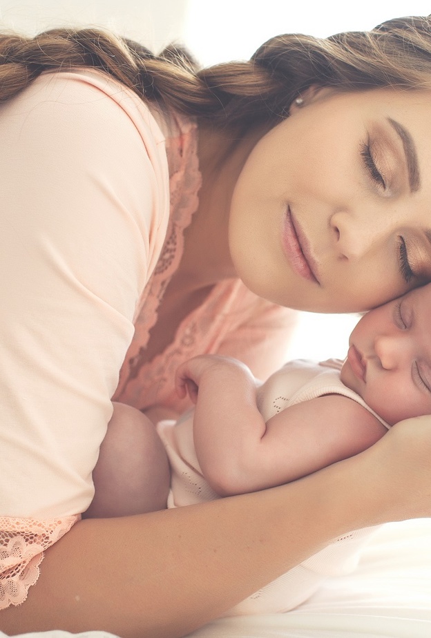 صيام الأم المرضعة .. هل يضر الرضيع
