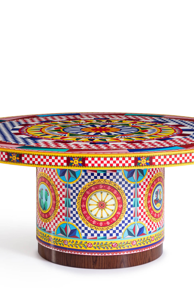 طاولة بنقشات Dolce & Gabbana الملونة تغني أي غرفة طعام 