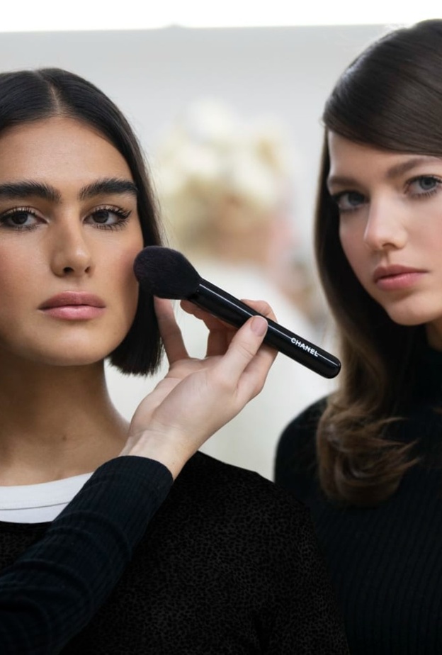 عارضات عرض شانيل لخريف وشتاء 2022 مع البشرة النقية