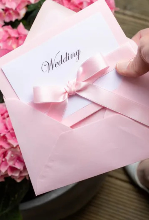 عروس ترسل بطاقات دعوة لنجوم ومشاهير من بينهم إيلون ماسك ودوين جونسون