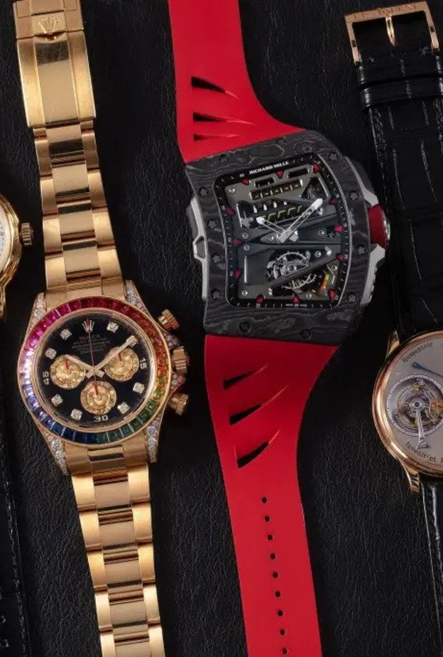 فرصة اقتناء افخم الساعات من مزاد كريستيز Watches Online