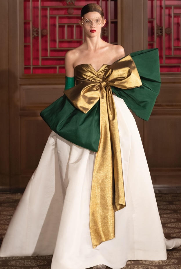 فساتين خطوبة مزينة بالفيونكات@valentino