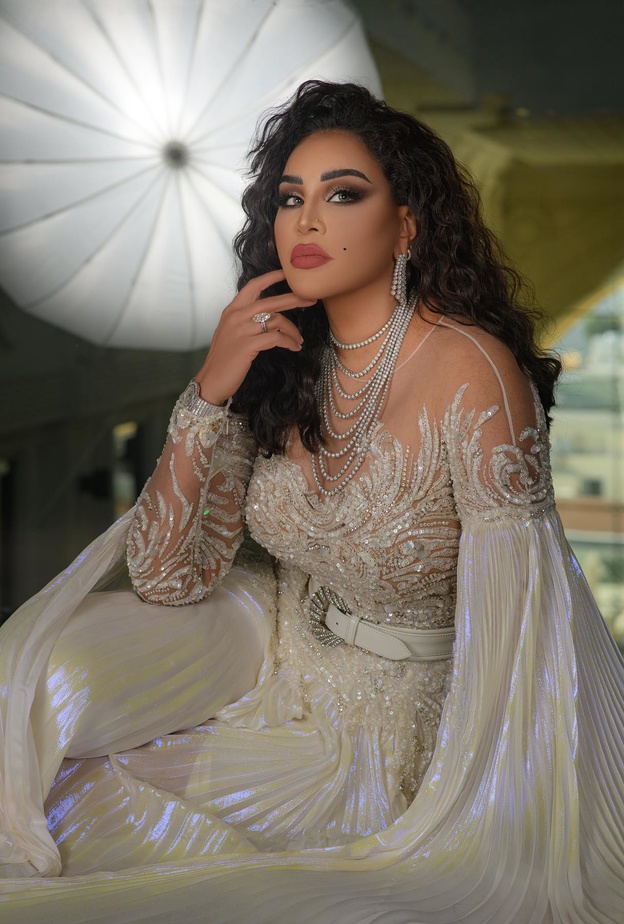 فساتين زفاف فضي انستقرام@ahlamalshamsi