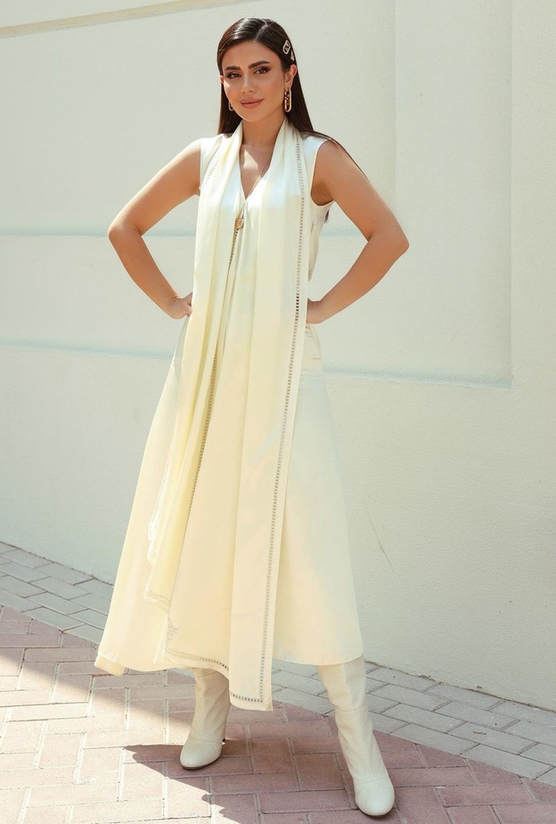 فستان Fendi بقصة A line نسّقت معه الجزمة الجلد باللون الأبيض