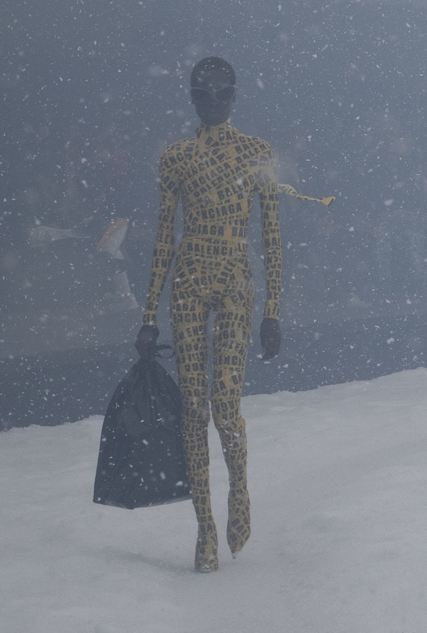 قام ديمنا بتغليف عارضة بشريط أصفر مع إسم الدار