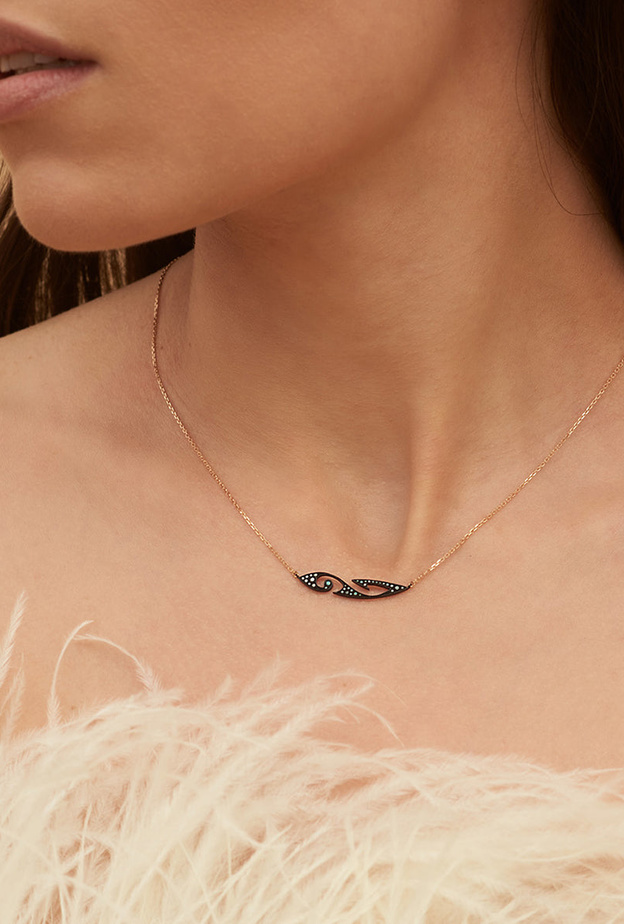 قلادة من أكيليس AKILLIS 