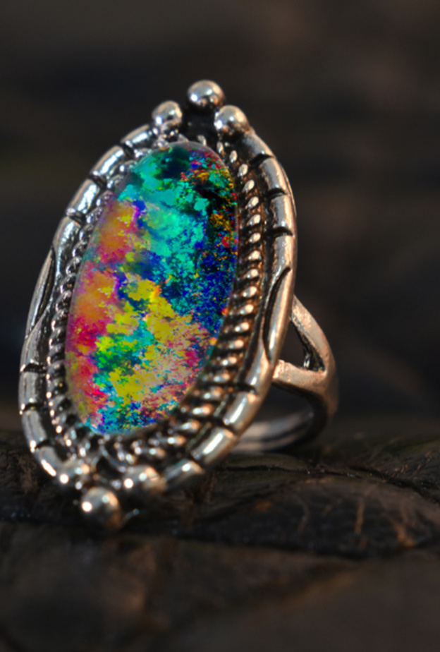 ماذا تعرفين عن حجر الأوبال