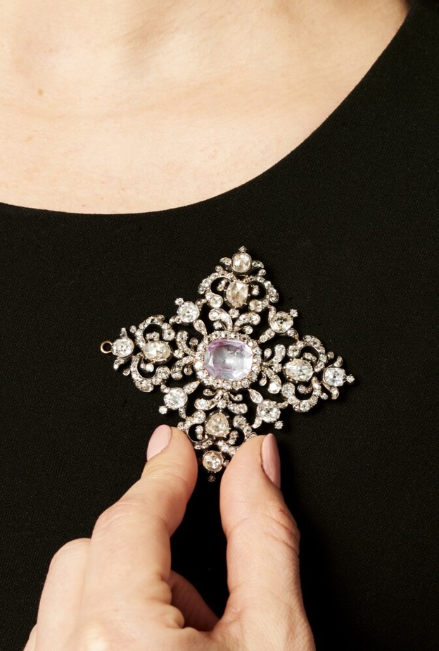 مزاد سوذبيز للمجوهرات 2022 يجسد سحر الأناقة الكلاسيكية