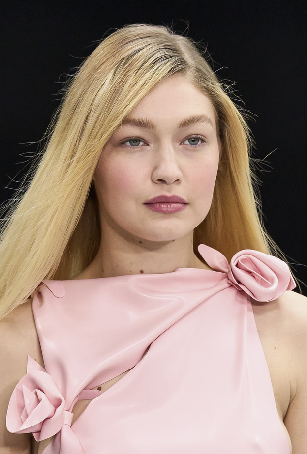 مكياج طبيعي وناعم وبارز في نهاية عروض الموضة في باريس 2022