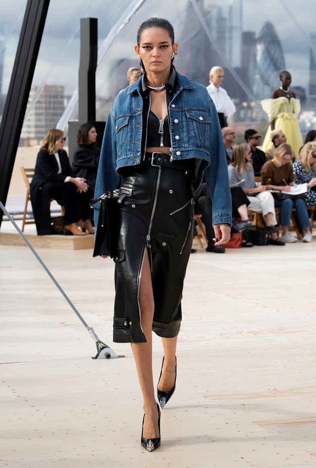 من وحي عرض أزياء الكسندر ماكوين لصيف 2022