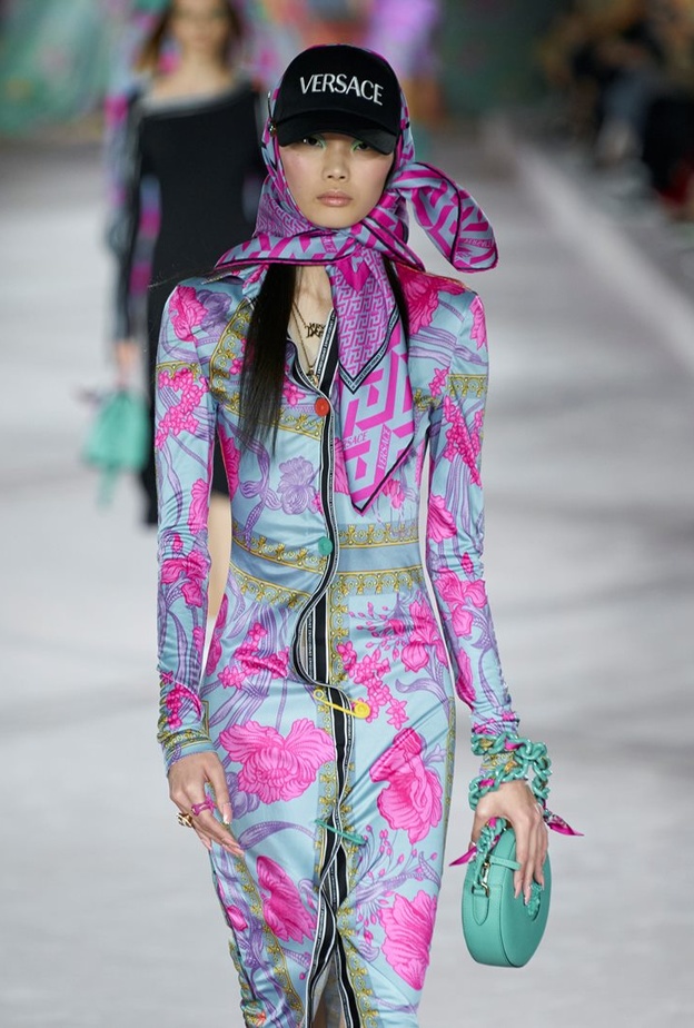 موديلات أوشحة مزينة بالطبعات والرسوم زيّنت إطلالات مجموعة Versace