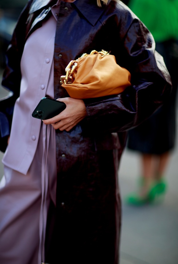 موديلات حقائب يد نسائية باللون البرتقالي موضة ربيع 2022