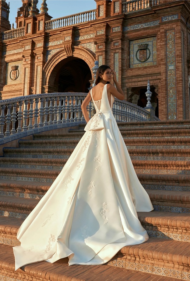 موديلات فساتين فخمة للعروس@pronoviasmarchesa