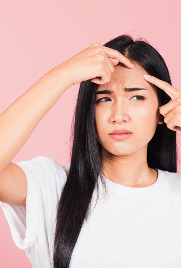 هل قصور الغدة الدرقية يتسبب في ظهور حب الشباب عند النساء