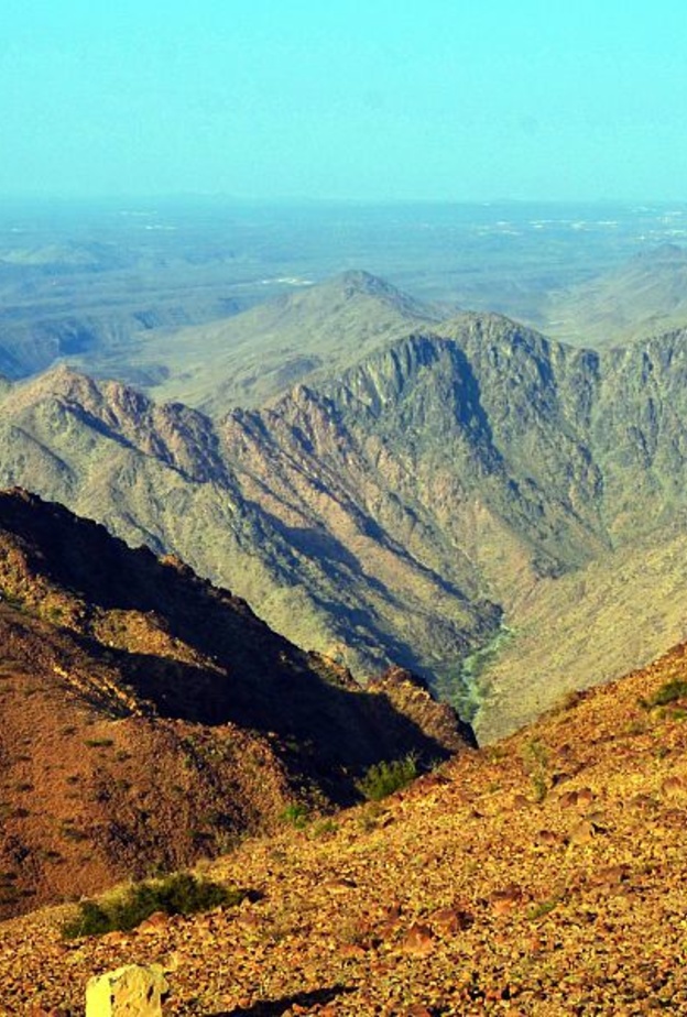 جبل شَمَنْصِير.. رحلة ساحرة لعشاق الهايكنج والمغامرة بالسعودية