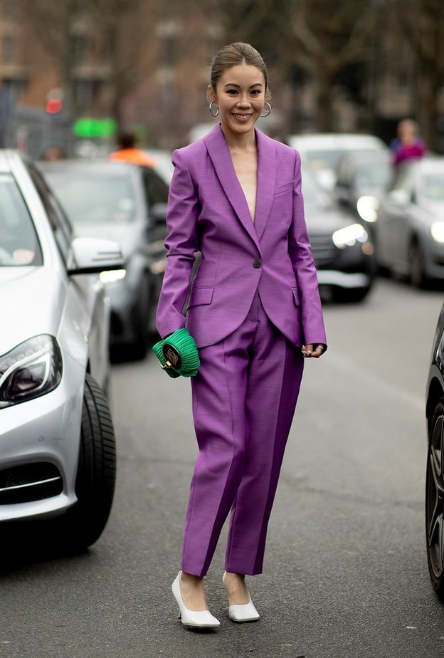 يعتبر البنفسجي من الألوان الرائجة في الربيع اختاريه ايضاً لاطلالة البدلة المونوكروم