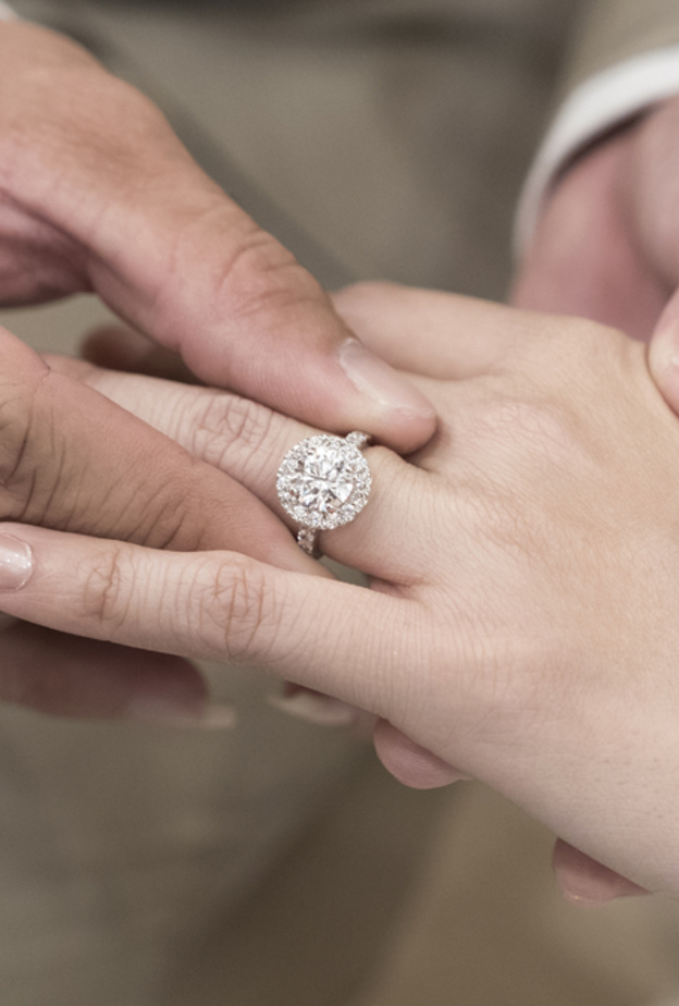 يعود تقليد إهداء خاتم خطوبة مرصّع بالألماس إلى العام 1477