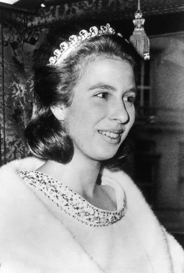 الأميرة آن ارتدت التاج الملكي لأول مرة وهي في سن الـ 17