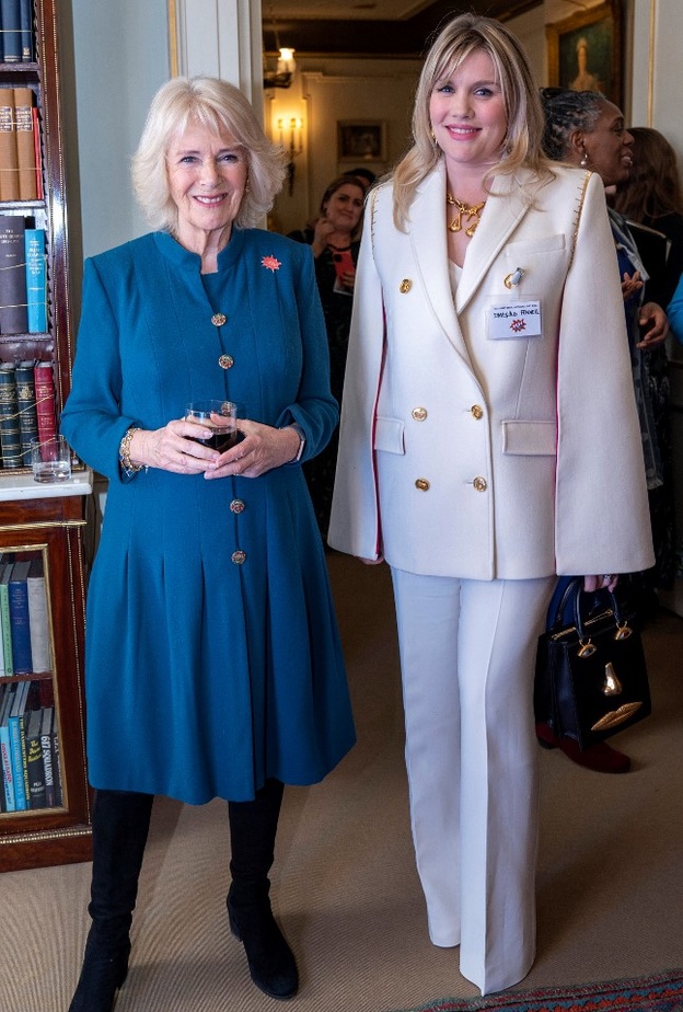 الممثلة إميرالد فينيل وكاميلا باركر دوقة كورنوال 