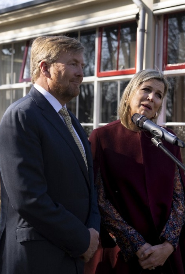 ملك وملكة هولندا يزوران معسكر للاجئين الأوكرانيين