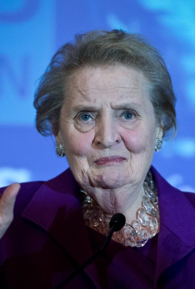 وفاة مادلين أولبرايت أول سيدة تحمل حقيبة الخارجية الأميركية.. محطات مفصلية في حياتها