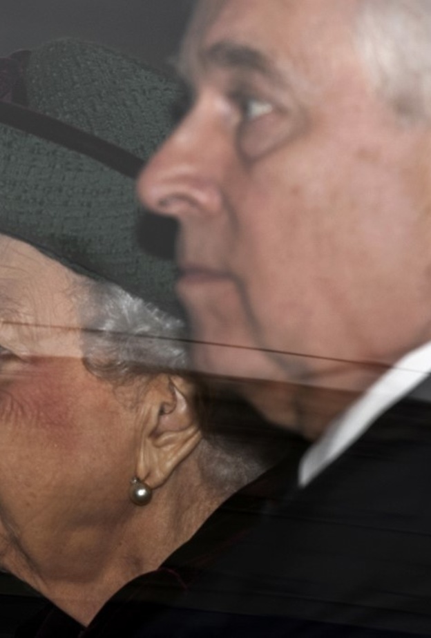 ظهور لافت للأمير أندرو مع والدته في حفل تأبين الأمير فيليب