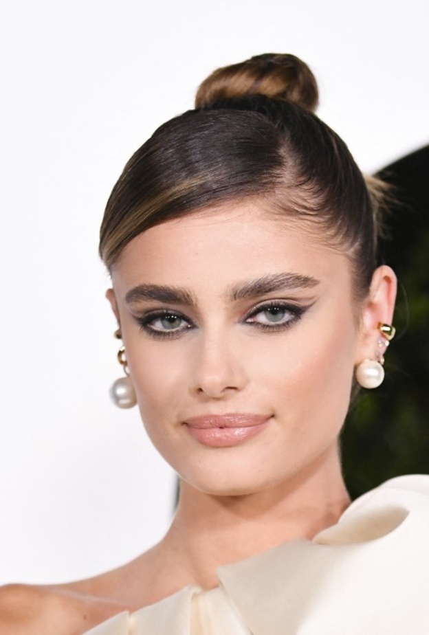 أجمل تسريحات شعر ومكياج تايلور هيل بمناسبة عيد ميلادها