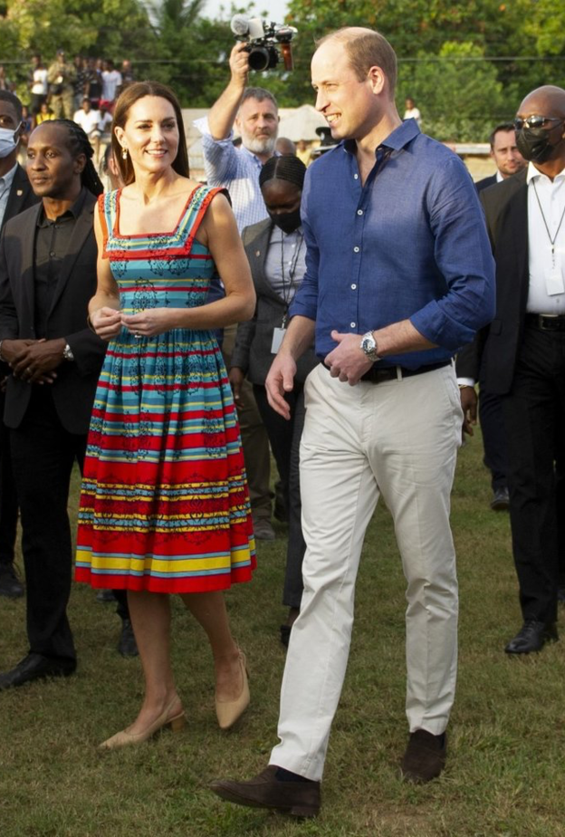 ارتدت كيت سترة كلاسيكية بحزام من Saint Laurent نسّقتها مع بنطلون أبيض