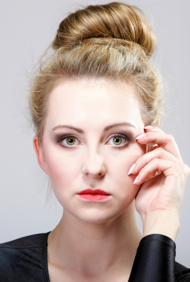 تسريحات شعر بسيطة يمكن للأم تطبيقها في المنزل