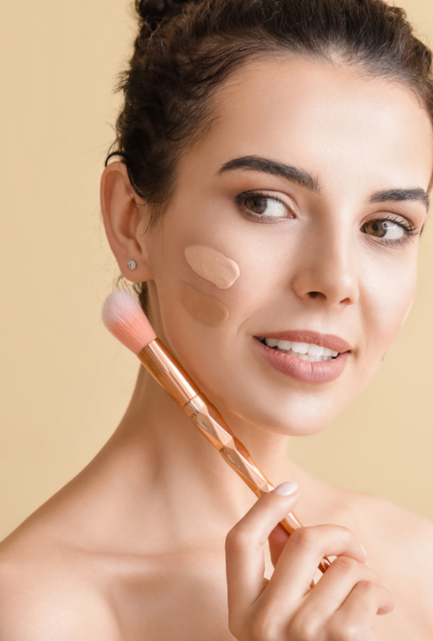 حيل مكياج لتوحيد لون بشرة الأم