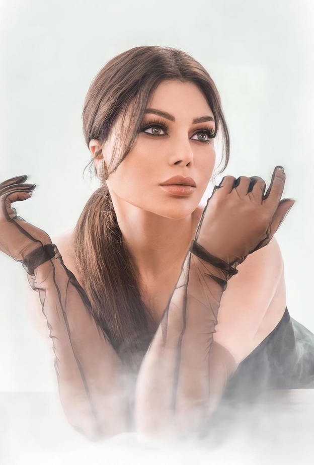 خطوات تركيب الرموش الاصطناعية للحصول على مكياج هيفاء وهبي  - الصورة من حسابها على انستغرام