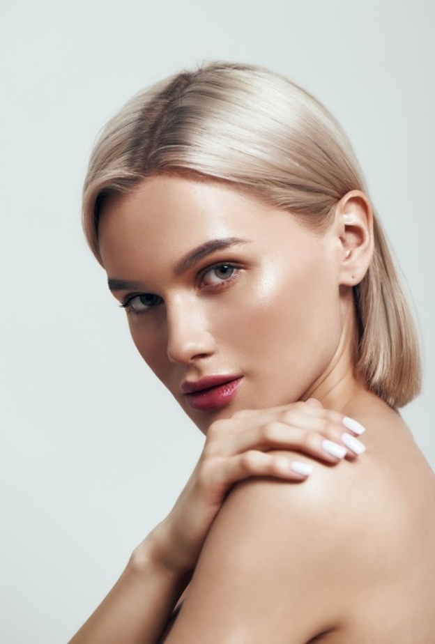 طريقة تطبيق مقشر طبيعي من العسل والسكر وترطيب بشرة المرأة