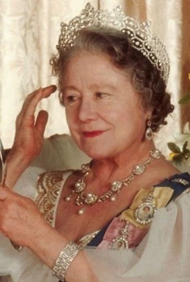 أجمل مجوهرات الملكة إليزابيث الأم