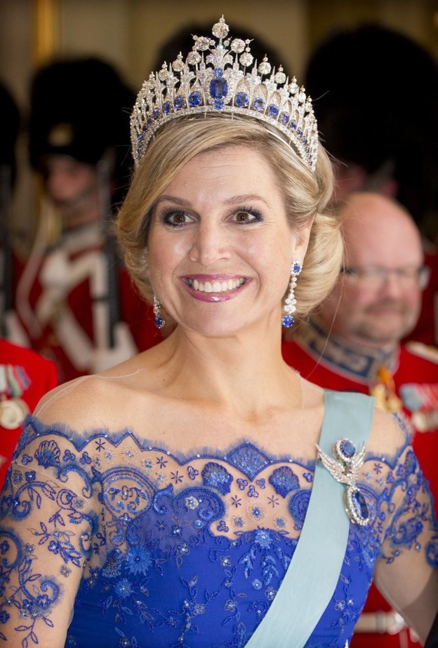 تاج  The Dutch Sapphire Tiara من المجوهرات الملكية المرصعة بالأحجار الكريمة الزرقاء