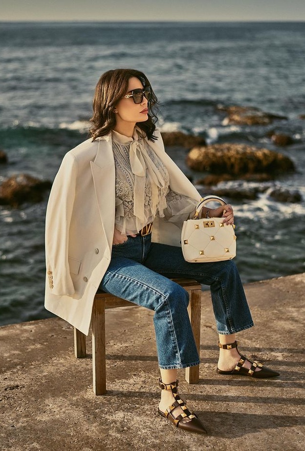 إطلالات السروال الدنيم بأسلوب سيرين عبدالنور من Valentino